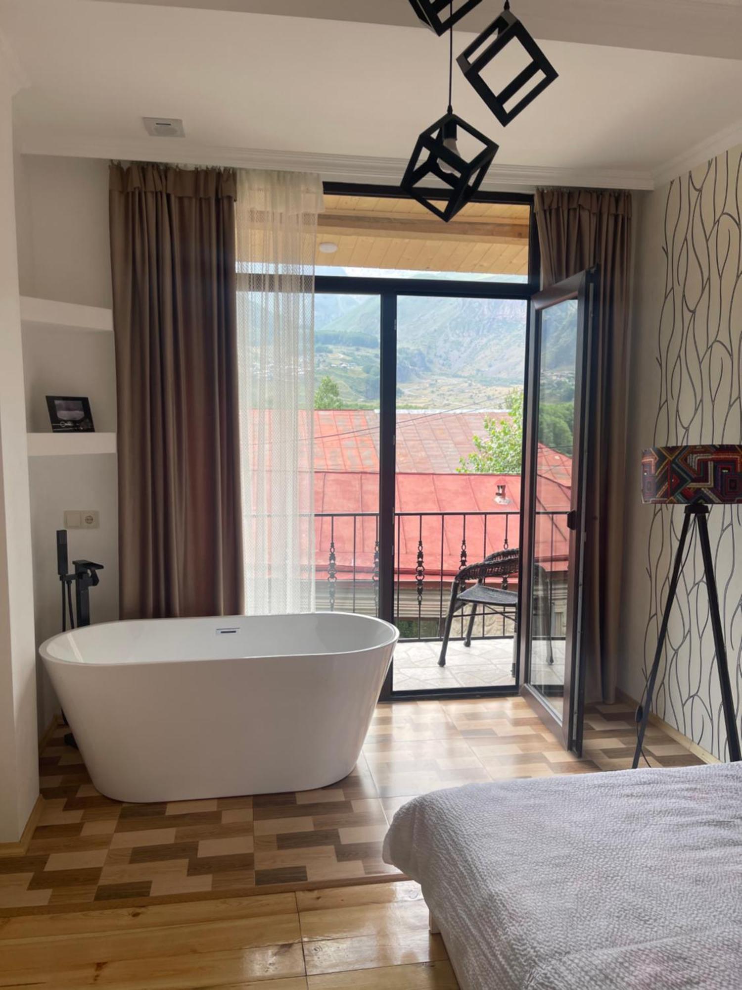 Sunny Guesthouse Kazbegi Esterno foto