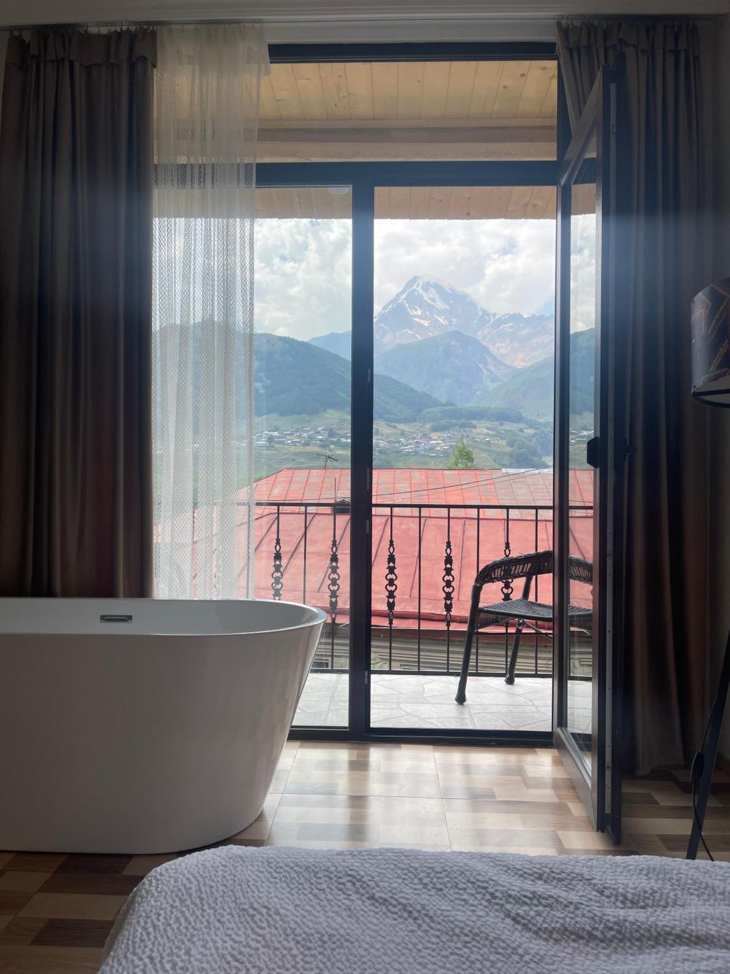 Sunny Guesthouse Kazbegi Esterno foto