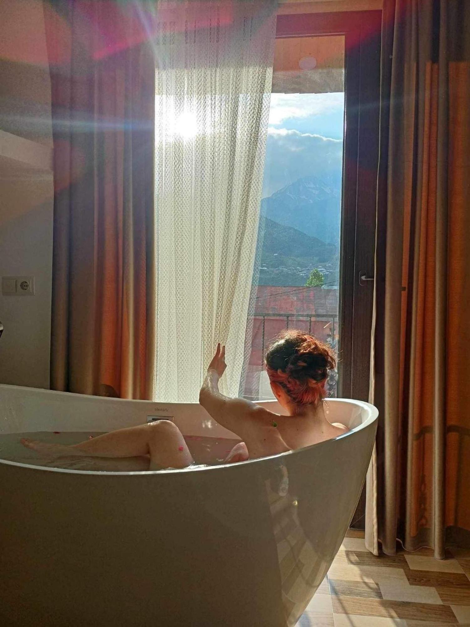 Sunny Guesthouse Kazbegi Esterno foto