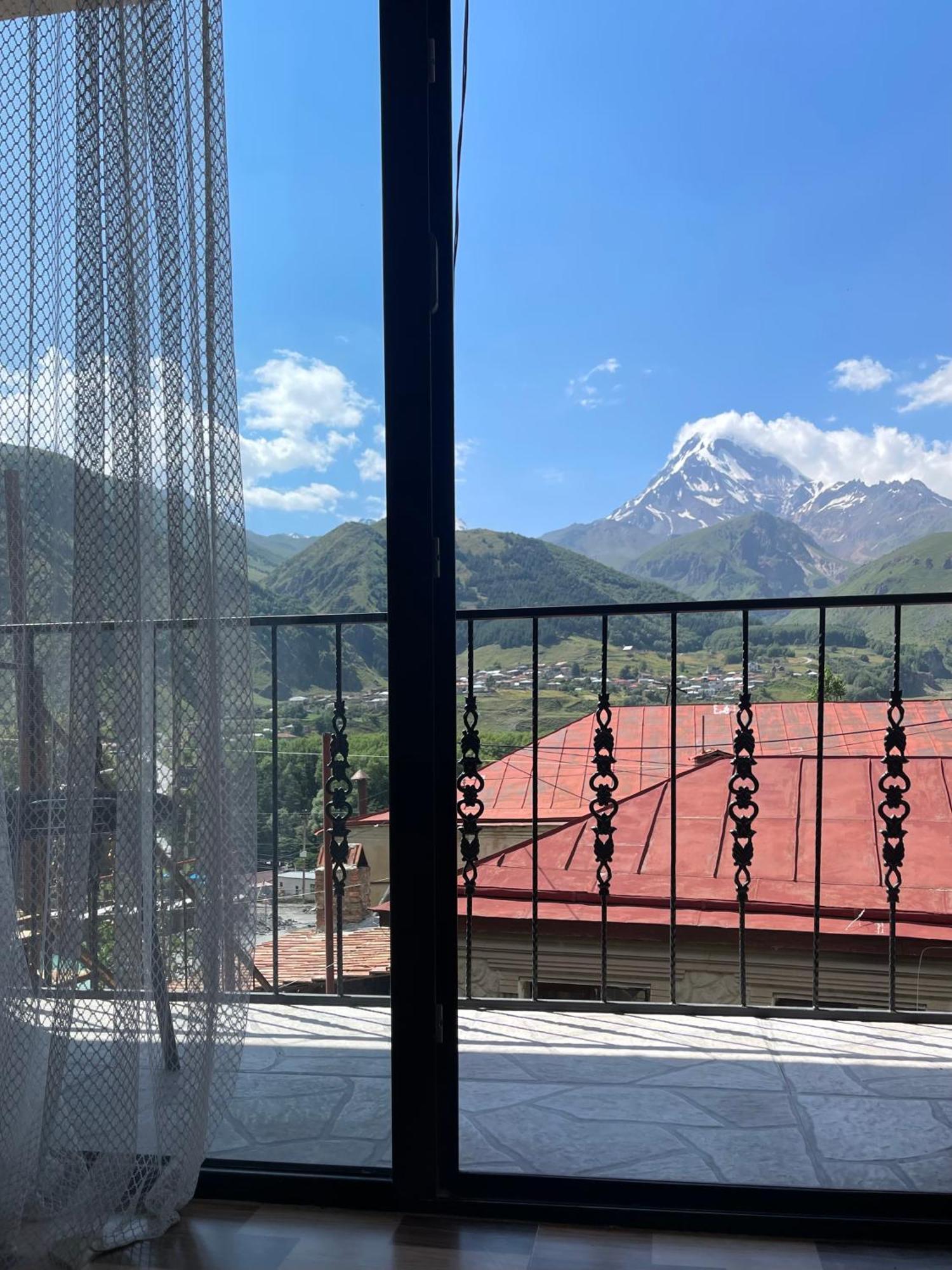 Sunny Guesthouse Kazbegi Esterno foto