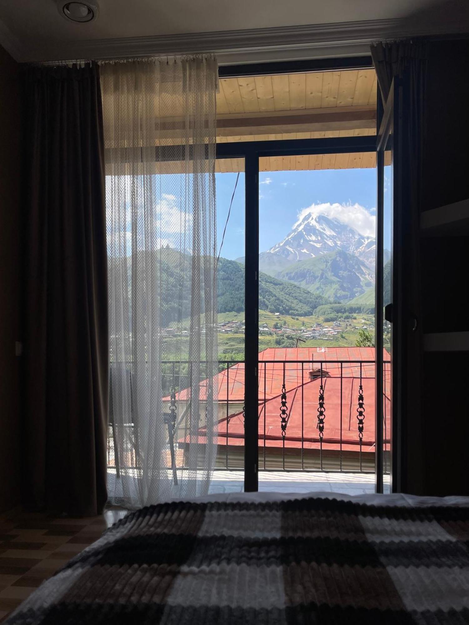 Sunny Guesthouse Kazbegi Esterno foto