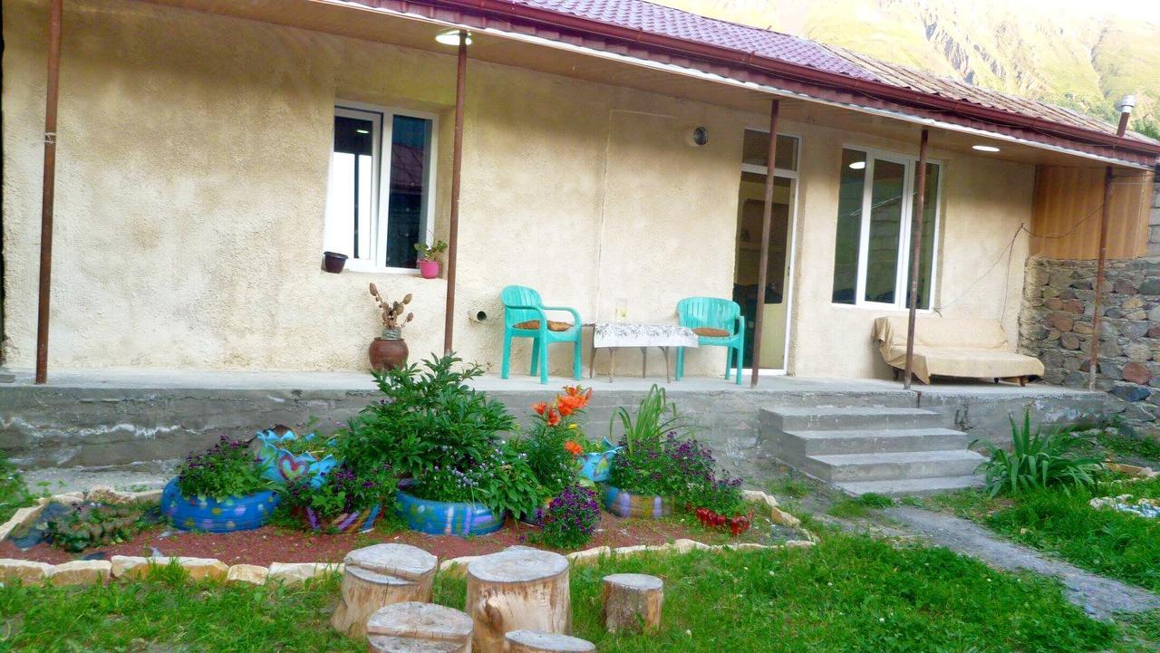 Sunny Guesthouse Kazbegi Esterno foto